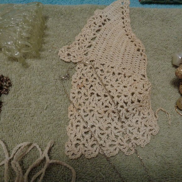 VINTAGE DOILYS RIBBON & JEWELRY PARTS AND BEADS ETC. LOT - Picture 8 of 13